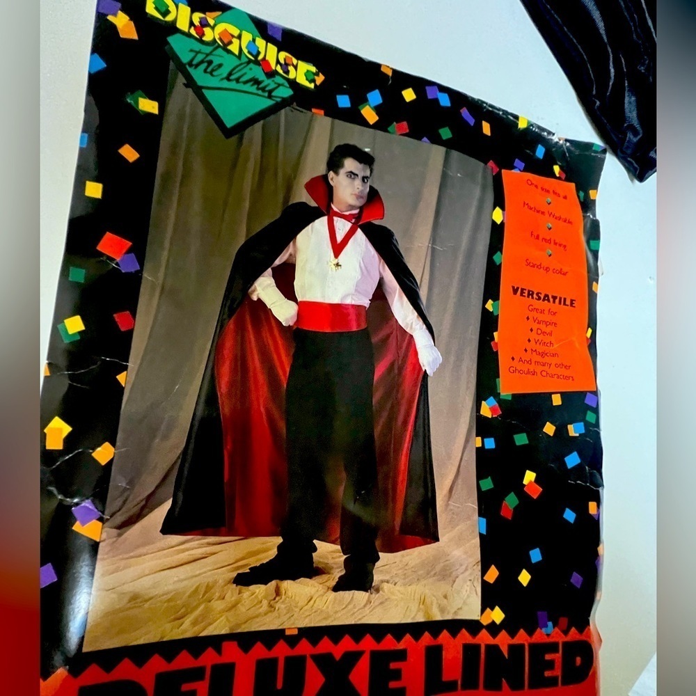 HALLOWEEN DELUXE VERSATILE CAPE BLACK WITH RED LINING GREAT FOR VAMPIRE/DEVIL